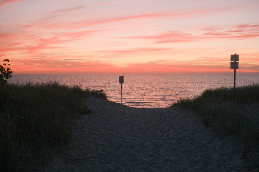 Sonnenuntergang am Strand in Ahrenshoop nahe Ferienwohnung Strandläufer und Muschel