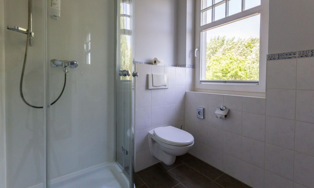Bad, Dusche und WC Ferienwohnung in Ahrenshoop am Strand Muschel Ferienhaus